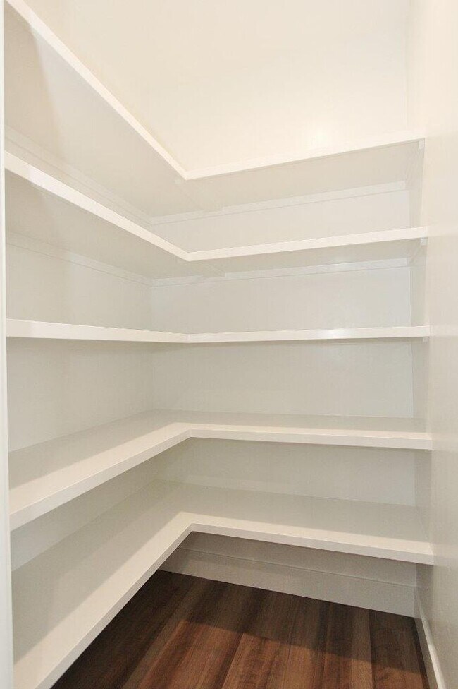 Building Photo - Immaculate Single-Level Home