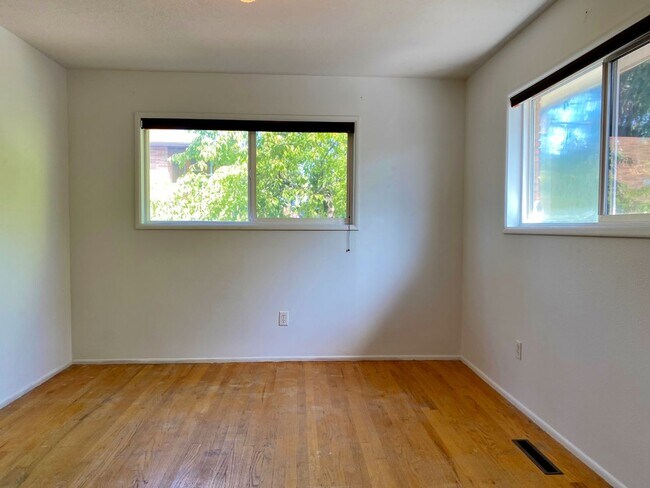 Building Photo - Home With Amazing River Views!