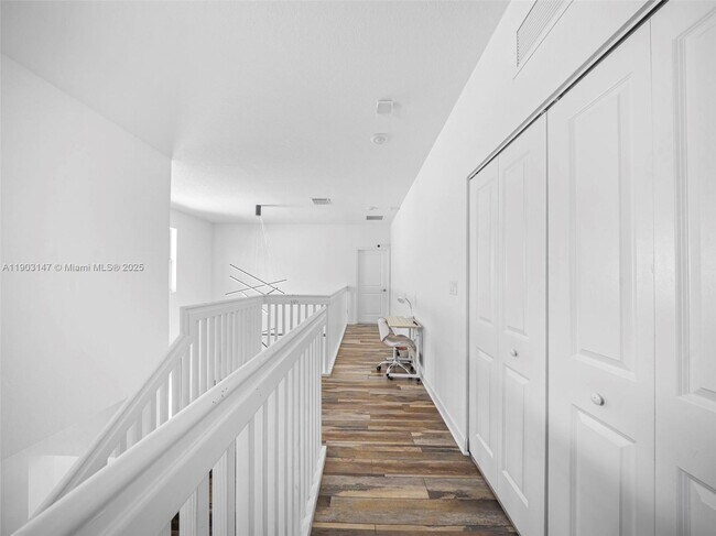 Building Photo - 1411 SE 26th Rd