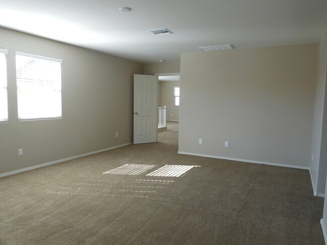 Building Photo - Naturally Well-Lit 4 bed/3 bath Single-Fam...