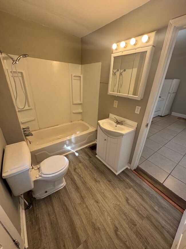 Building Photo - 1245 E Illinois St