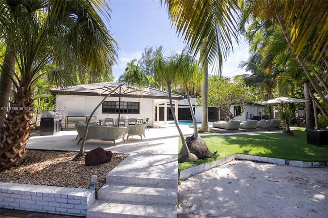 Building Photo - 2500 Bayview Dr