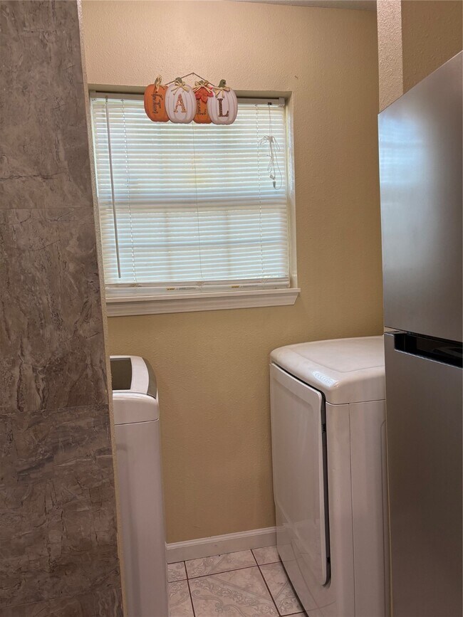 Building Photo - 6820 Petre Dr