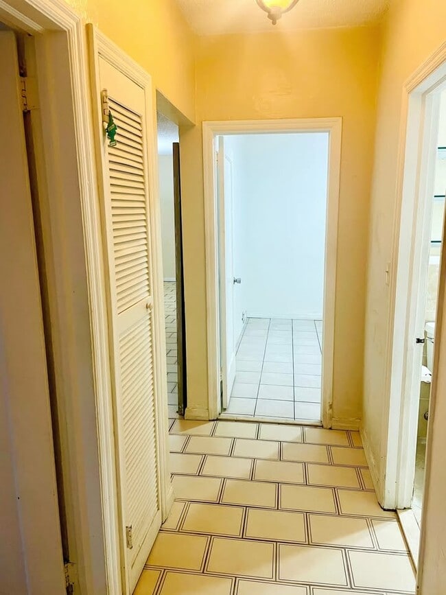 Building Photo - 1445 NW 16th Ave