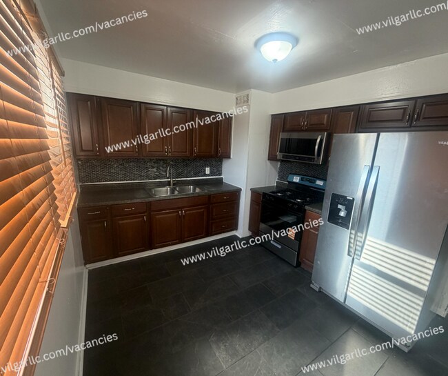 Building Photo - 700 E 20th Ave