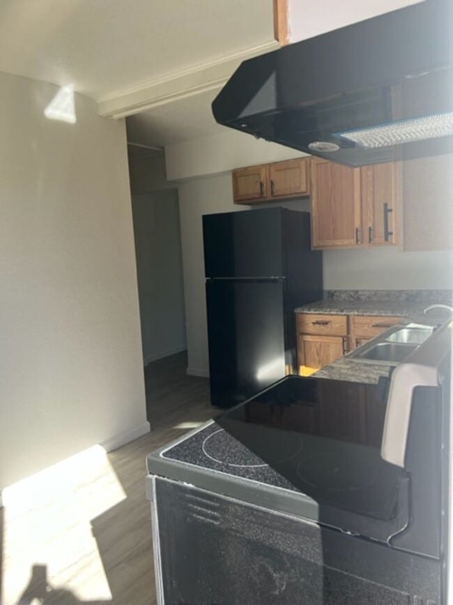 Building Photo - Spacious 3 bedroom 2 bath home with fenced...