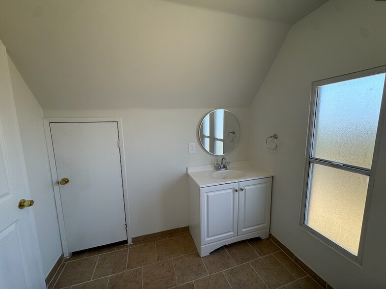Building Photo - 1031 W 91st St