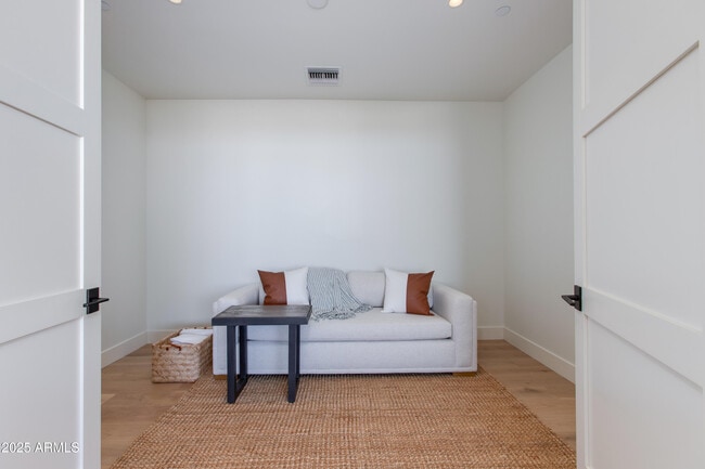 Building Photo - 5000 N Camelback Rdg Dr