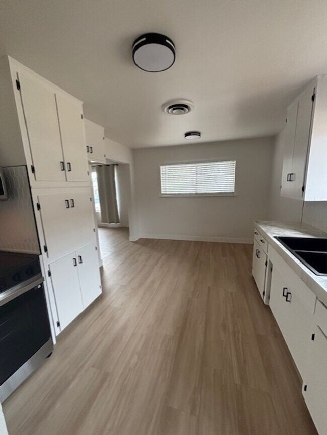 Building Photo - Clean 3 Bedroom / 1.5 Bathoroom House in T...