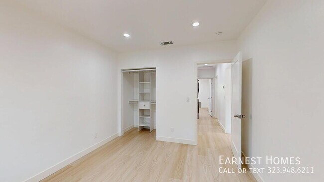 Building Photo - 5844 Vesper Ave