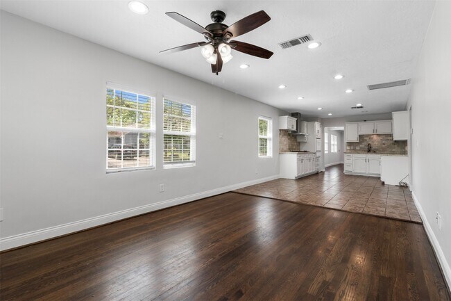 Building Photo - 714 Ogilvie St