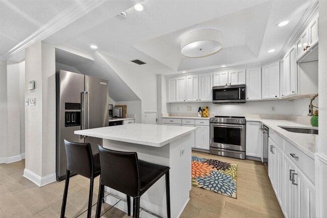 Building Photo - 922 N Shore Dr NE