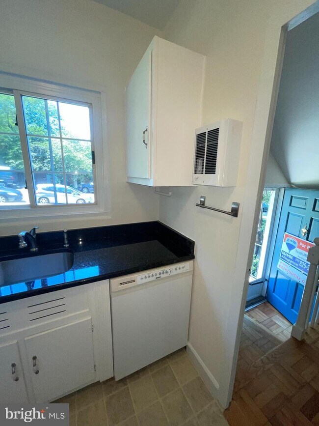 Building Photo - 3569 Martha Custis Dr
