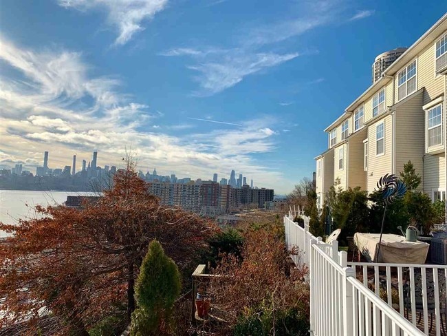 Building Photo - 54 Bergen Ridge Rd