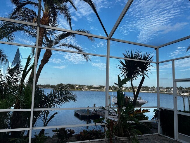 Building Photo - 6 Bedroom Single Family Home in Apollo Beach