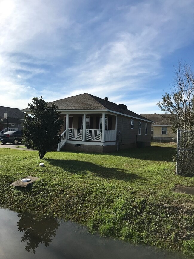 Building Photo - 674 Union St