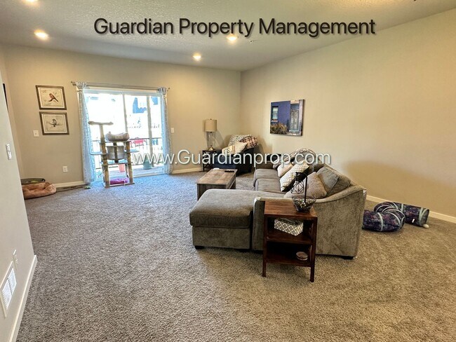 Building Photo - Champlin Town Home, Fireplace, 2 Car Garag...