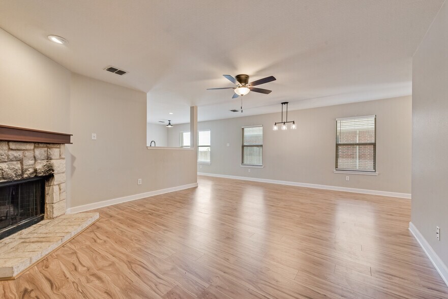 Building Photo - 550 Laurel Ln