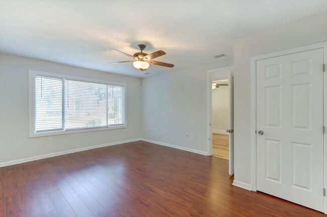 Building Photo - Four Bedroom - Two Bathroom - Single Famil...