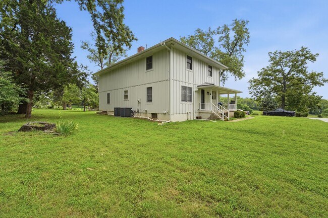 Building Photo - 10200 Grandview Rd