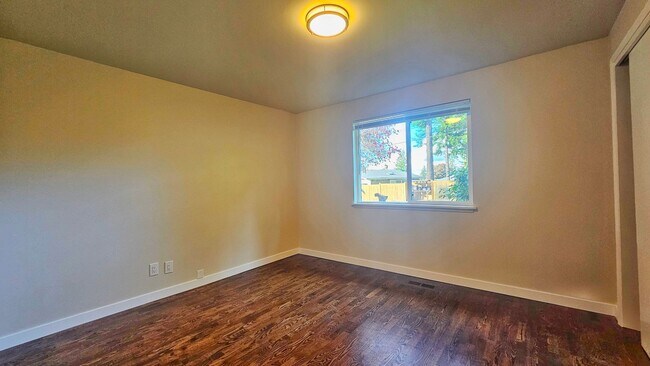 Building Photo - Beautifully Remodeled 3 Bed 2 Bath Rambler in Eastgate, Bellevue