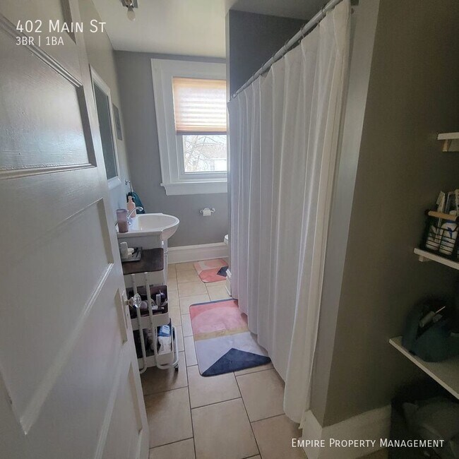 Building Photo - 3 Bedroom / 1 bathroom Home in Hellertown!!