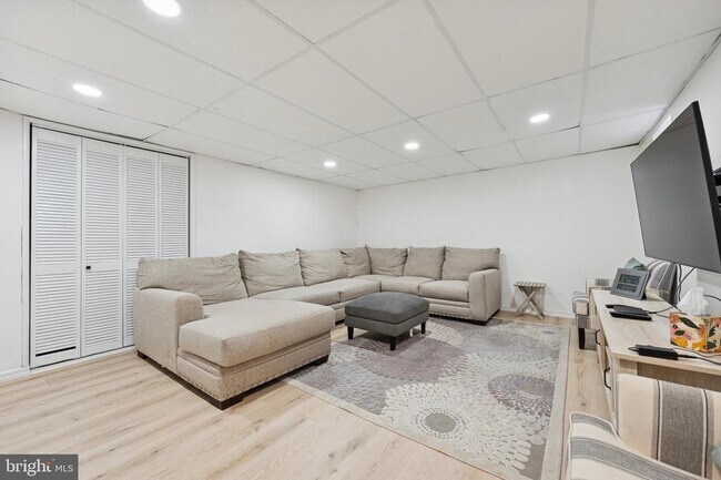 Building Photo - 422 Wendover Dr