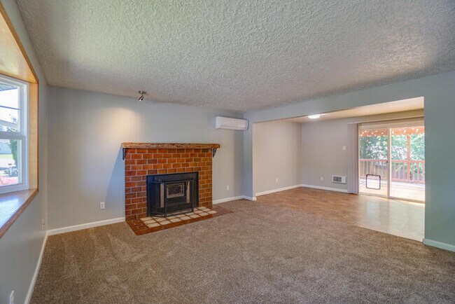 Building Photo - THREE BEDROOM NEAR LENA PARK