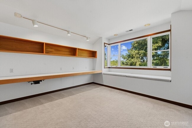 Building Photo - Spacious Ravenna Craftsman!
