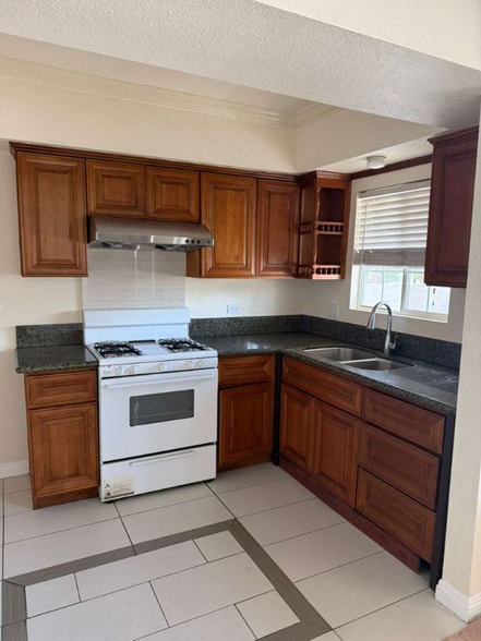 Building Photo - 224 Gladys Ave