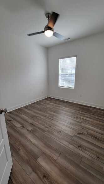 Bedroom 3 - ceiling fan - 506 Village Branch Ln