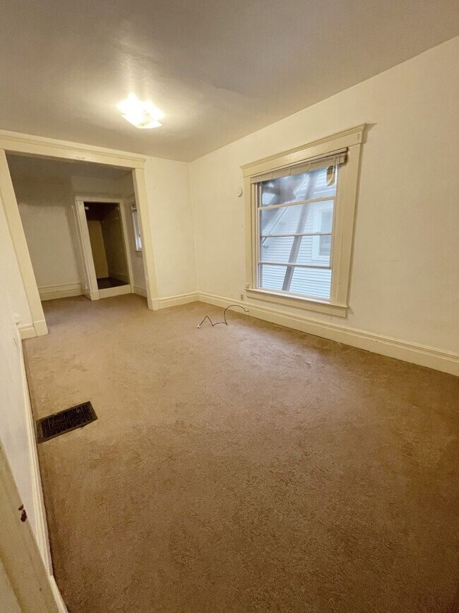 Building Photo - 7 Bedroom Close to Ross, Yost, and UM campus!