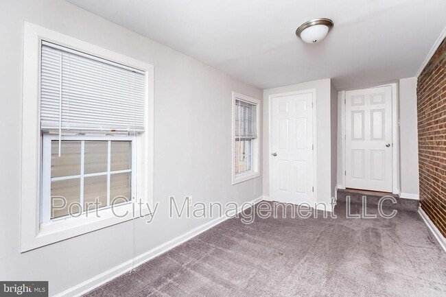 Building Photo - 118 E Randall St