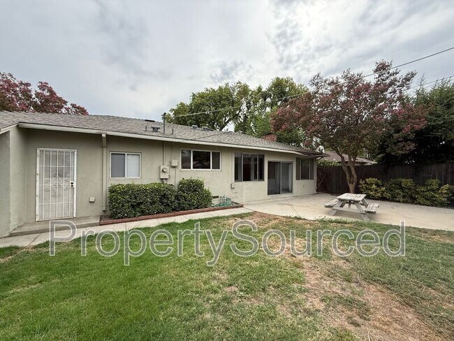 Building Photo - 1537 Maplewood Dr