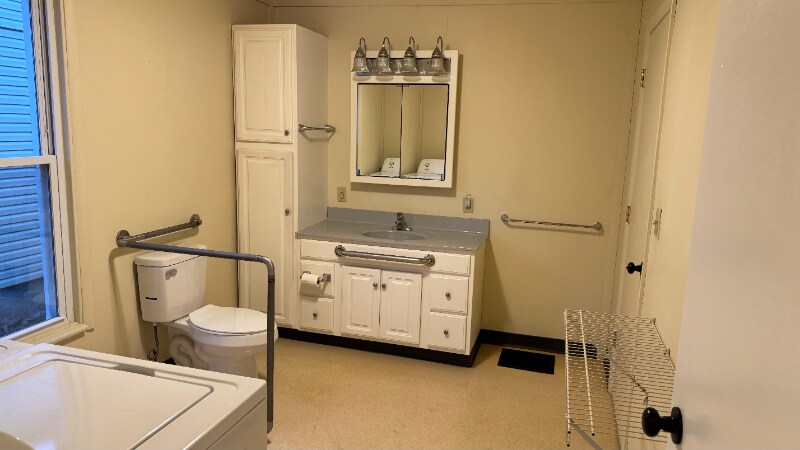 Building Photo - 412 E 5th St