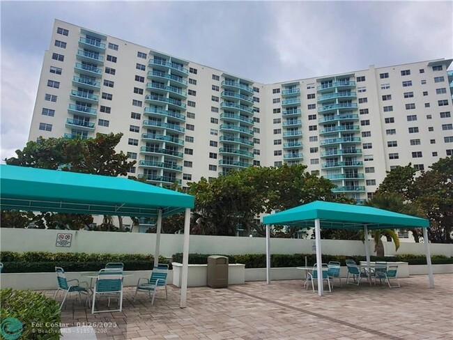 Building Photo - 3725 S Ocean Dr