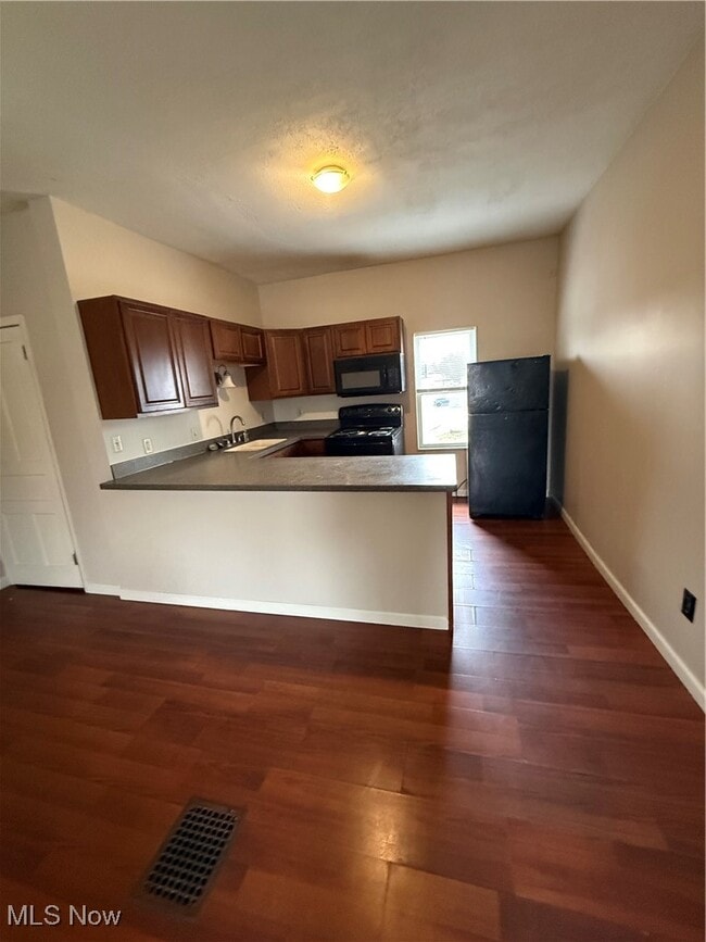 Building Photo - 1337 Maple Ave