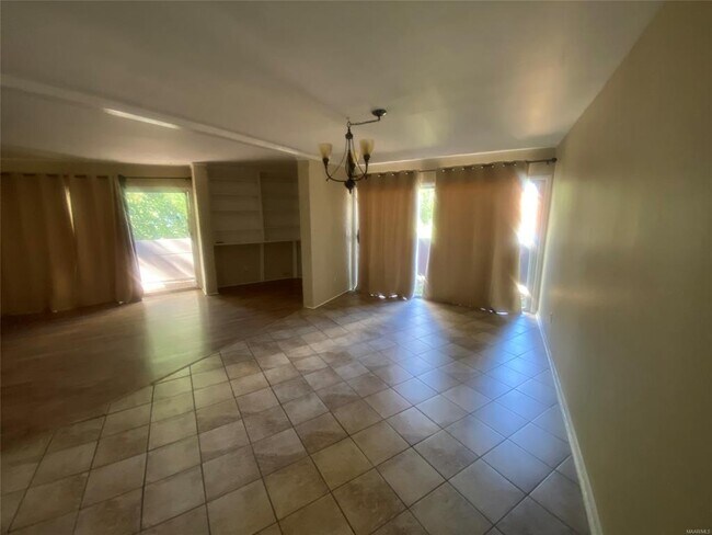 Building Photo - 2440 Price St