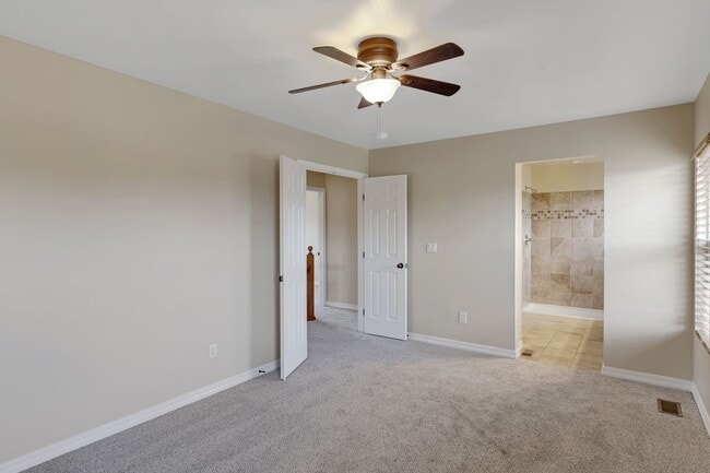 Building Photo - 3 Bedroom townhome NO deposit