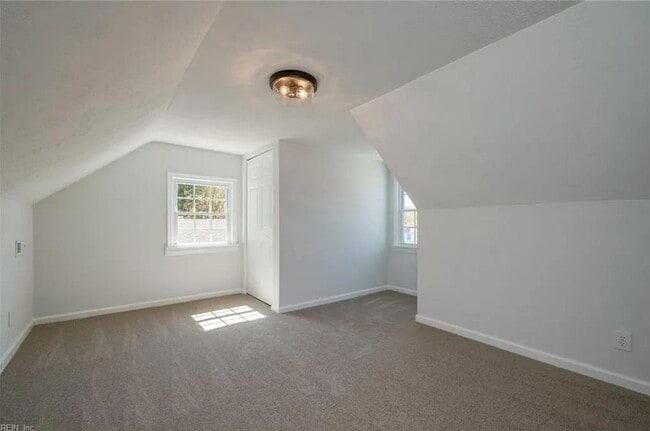 Building Photo - 4865 Hampshire Ave