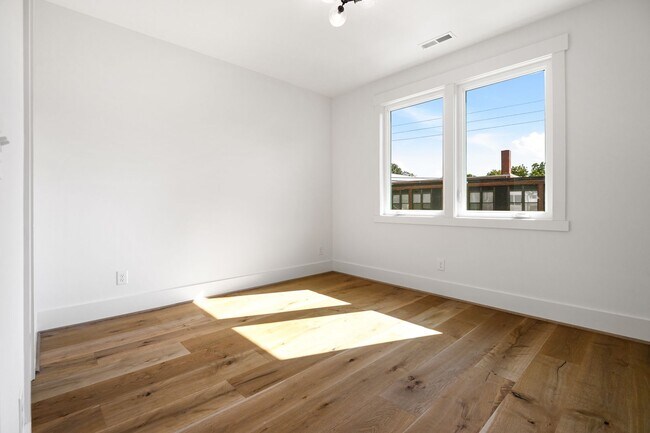 Building Photo - Modern 4-bedroom, 4-bathroom Custom Home D...