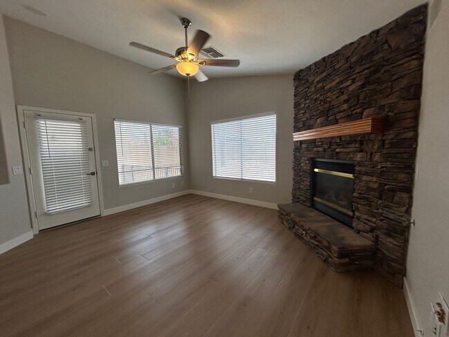 Building Photo - 434 E Chicory Pl