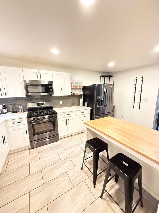 Building Photo - Newly Remodeled 3 Bed Ged 2 Bath Single-Family Home- Modern updates and Prime Location!