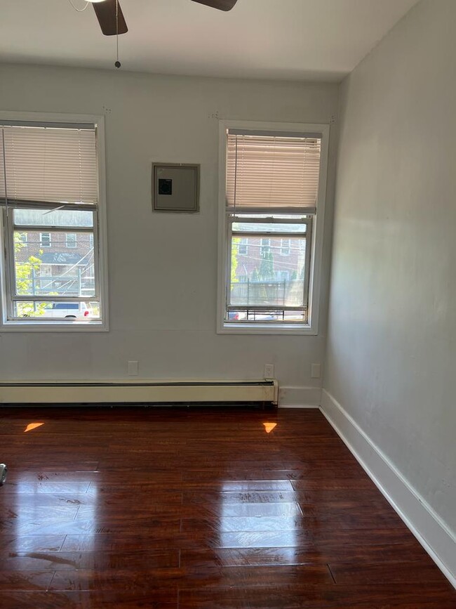 Bedroom 2, 2 windows - 2879 Randall Ave