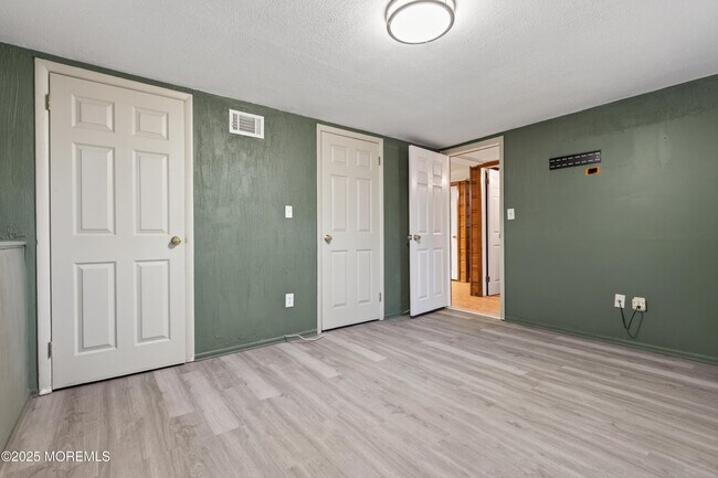 Building Photo - 150 Cloverdale Cir