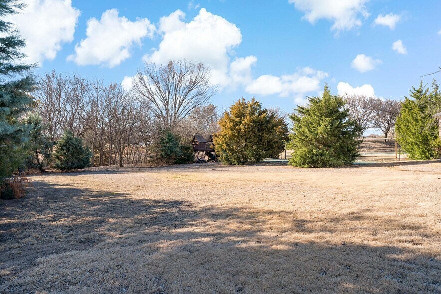 Building Photo - 931 Woodview Dr