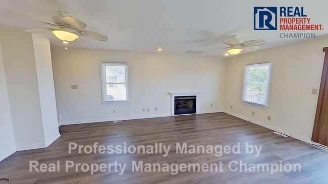 Building Photo - Charming Water Front Home with Private Dock