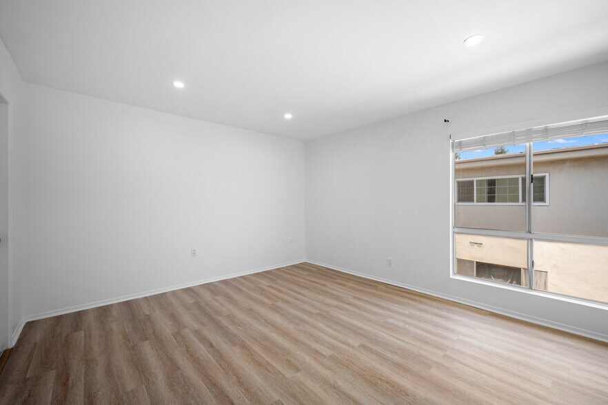 Building Photo - 5320 Zelzah Ave