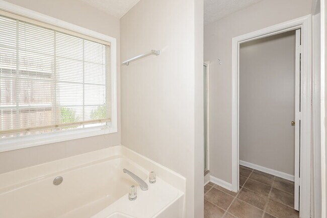 Building Photo - 827 New England Ct