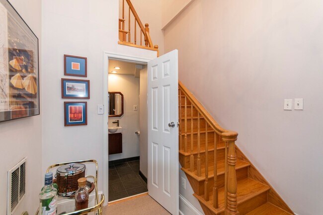 Building Photo - 1823 Pine St